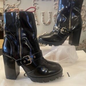 FOREVER 21 black patent leather boots size 6 with high and wide heel